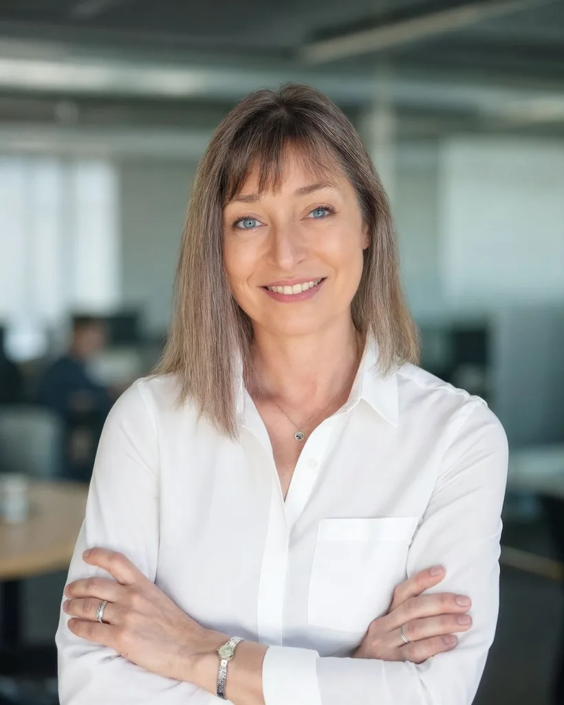 Professional AI headshot of a woman, made by Headshots from her own selfies
