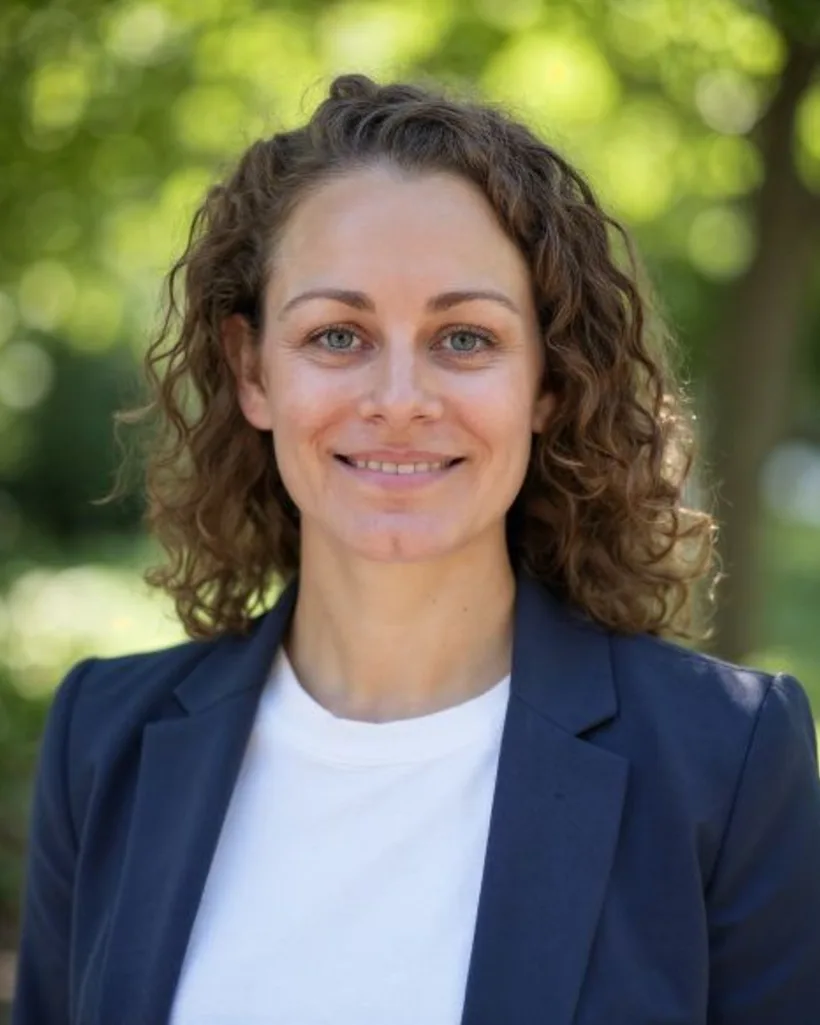 Professional AI headshot of a woman, made by Headshots from her own selfies