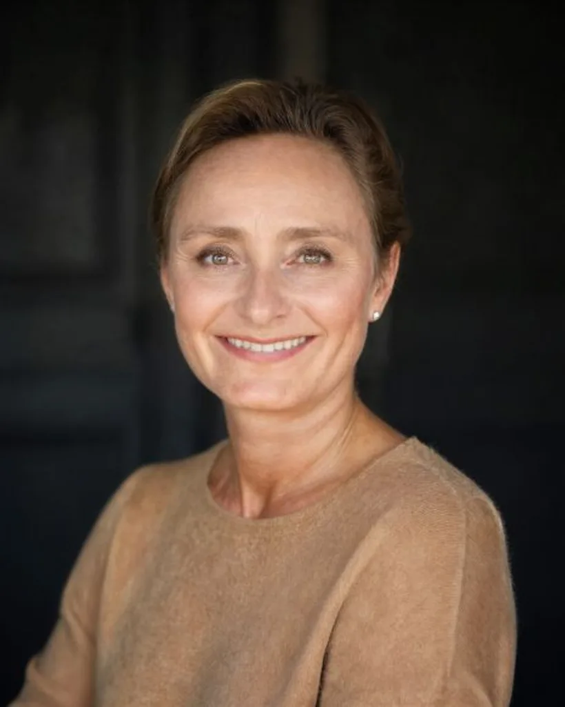 Professional AI headshot of a woman, made by Headshots from her own selfies