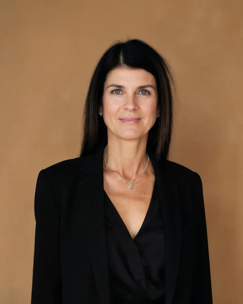 Professional AI headshot of a woman, made by Headshots from her own selfies