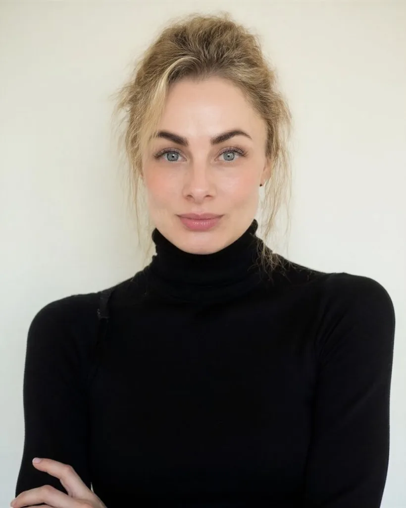 Professional AI headshot of a woman, made by Headshots from her own selfies